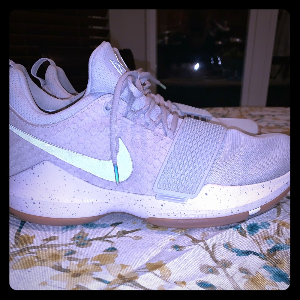Men’s Nike PG 1s sz 11, gray/silver like color.